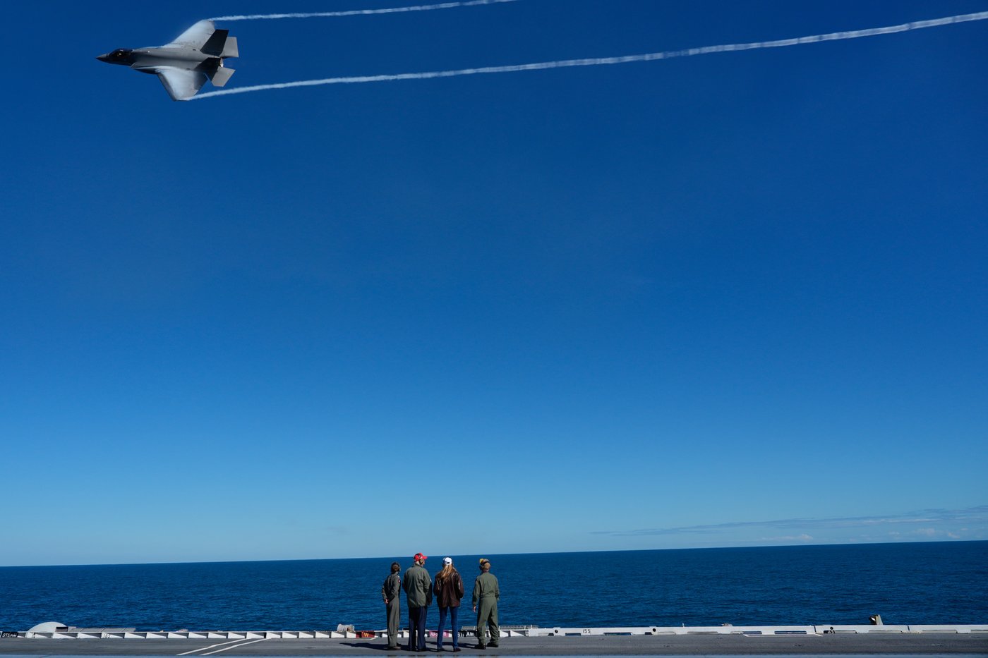 Trump doesn't let shutdown interfere with celebrating Navy's 250th anniversary at rally-like event | iNFOnews.ca