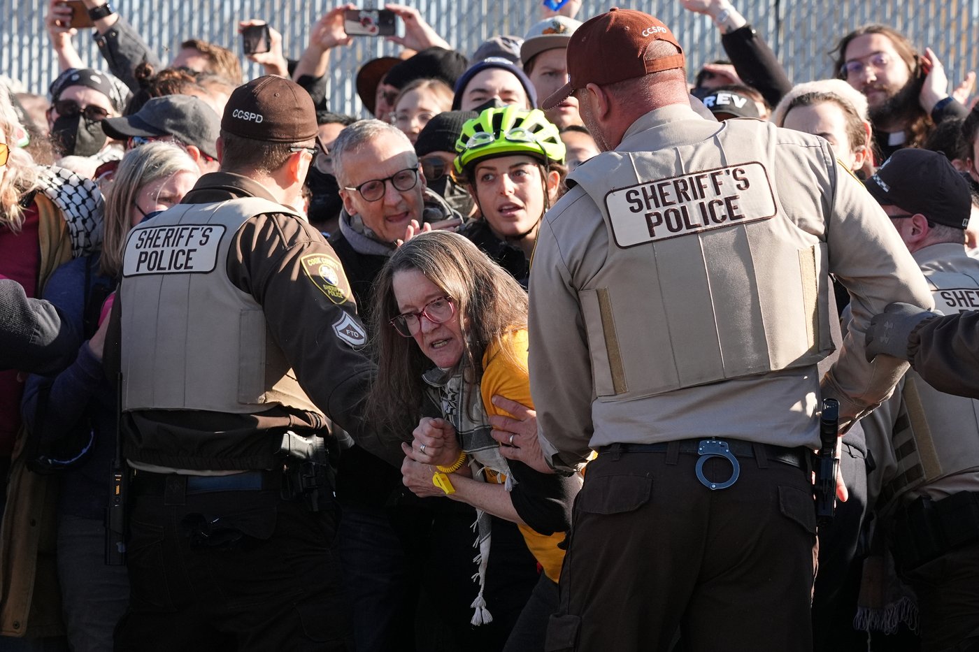 Photos of protesters clashing with police outside Chicago immigration facility | iNFOnews.ca
