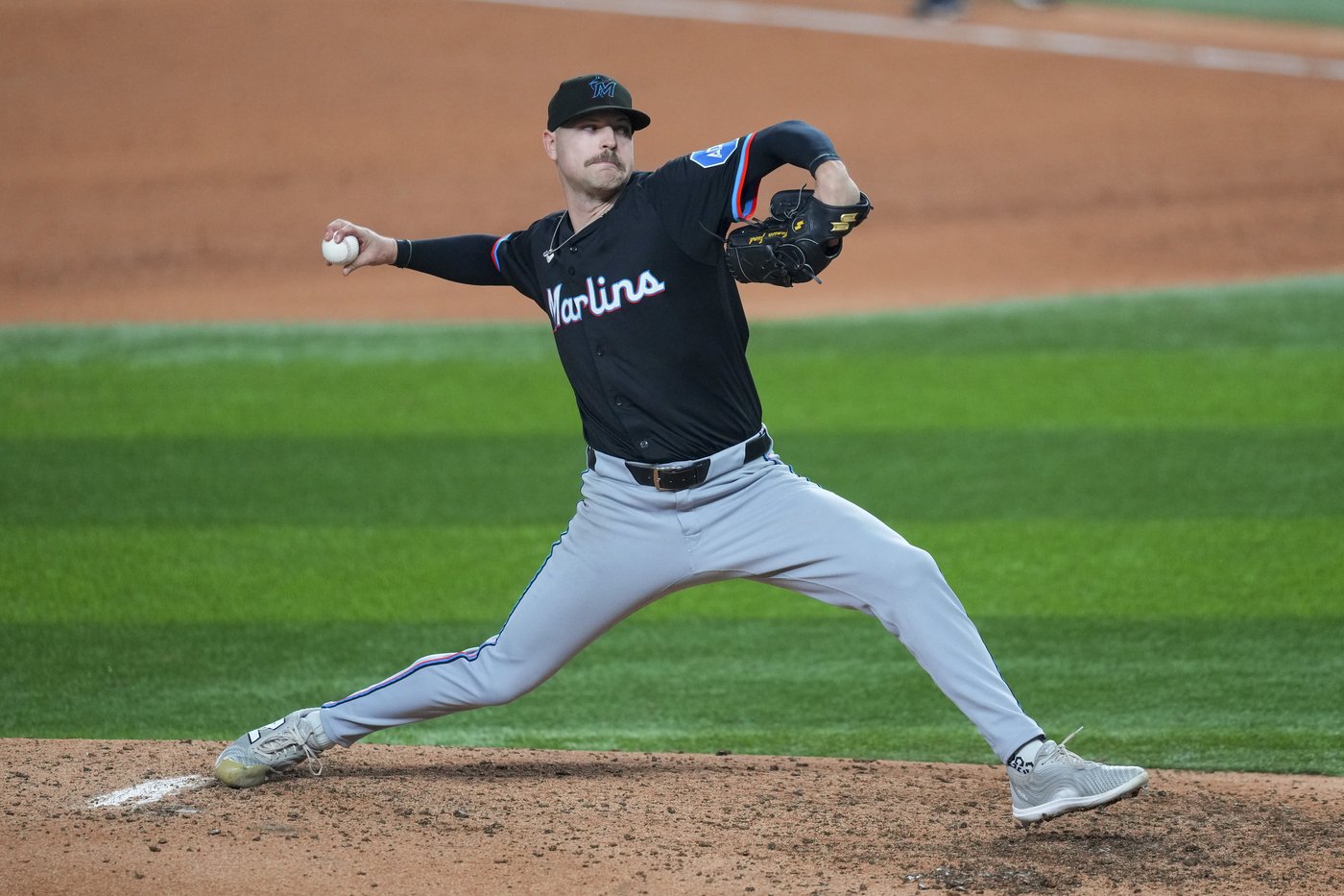 Marlins beat slumping Rangers 6-4 in 12 innings for fourth straight win | iNFOnews.ca