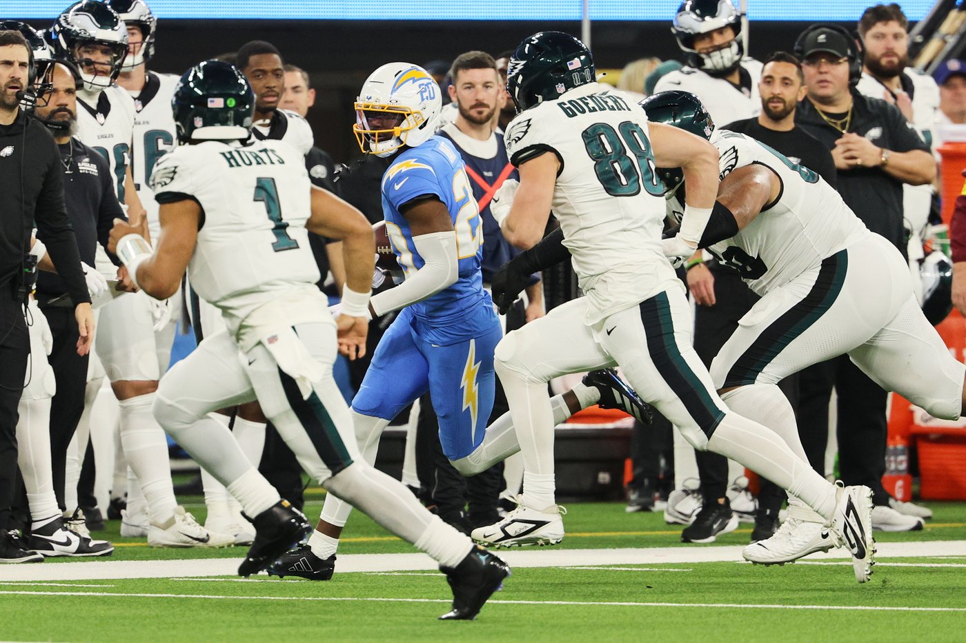 Chargers, Eagles in giving mood with three-turnover play | iNFOnews.ca Chargers, Eagles in giving mood with three-turnover play | iNFOnews.ca