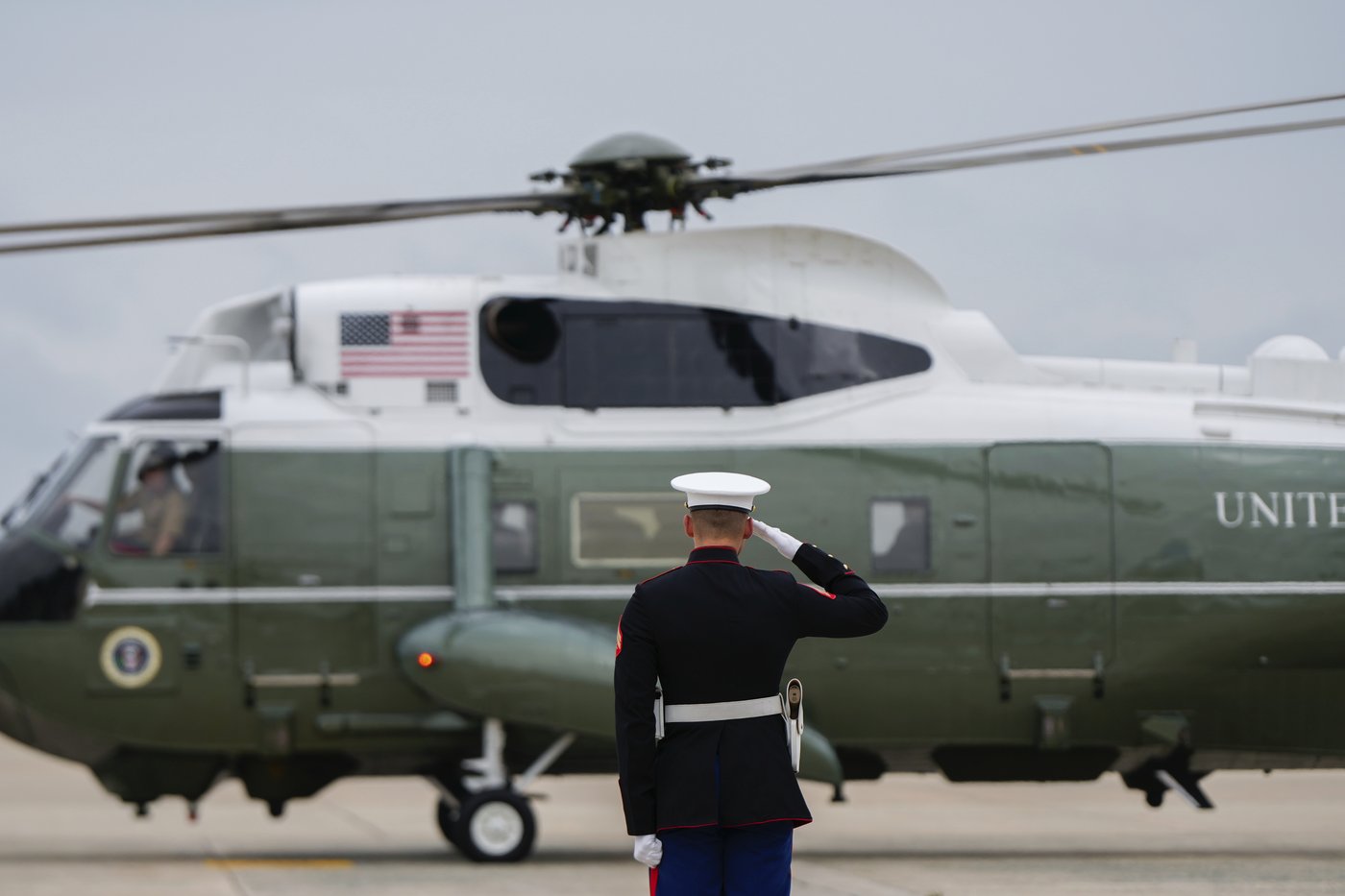 Man charged with shining laser pointer at Marine One with Trump aboard | iNFOnews.ca