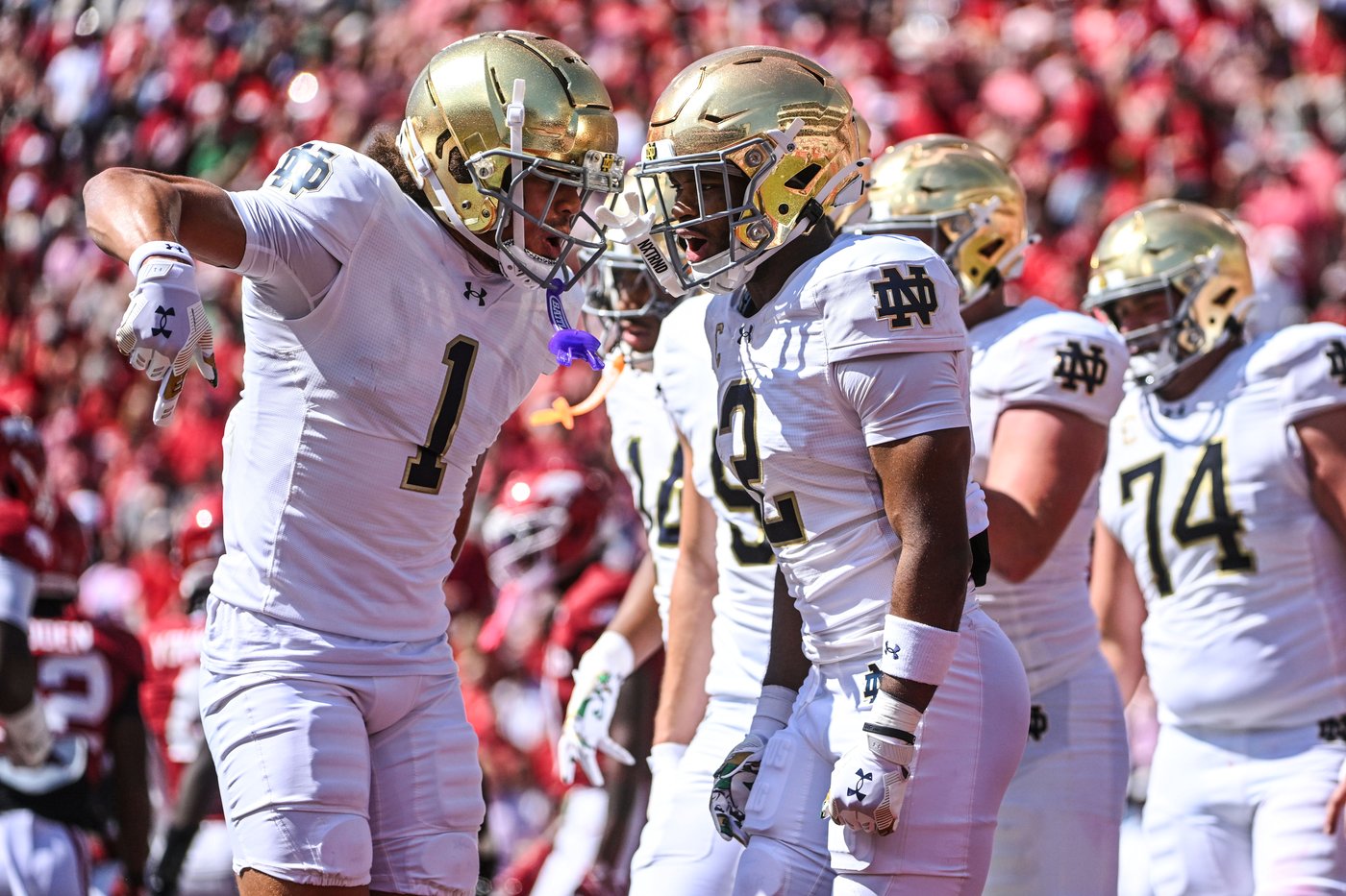 CJ Carr matches freshman record with 4 TD throws as No. 22 Notre Dame routs Arkansas 56-13 | iNFOnews.ca