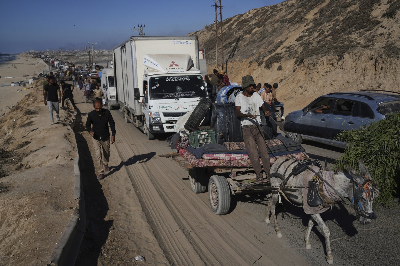 Photos of thousands of Palestinians fleeing Gaza City as Israel begins ground offensive | iNFOnews.ca