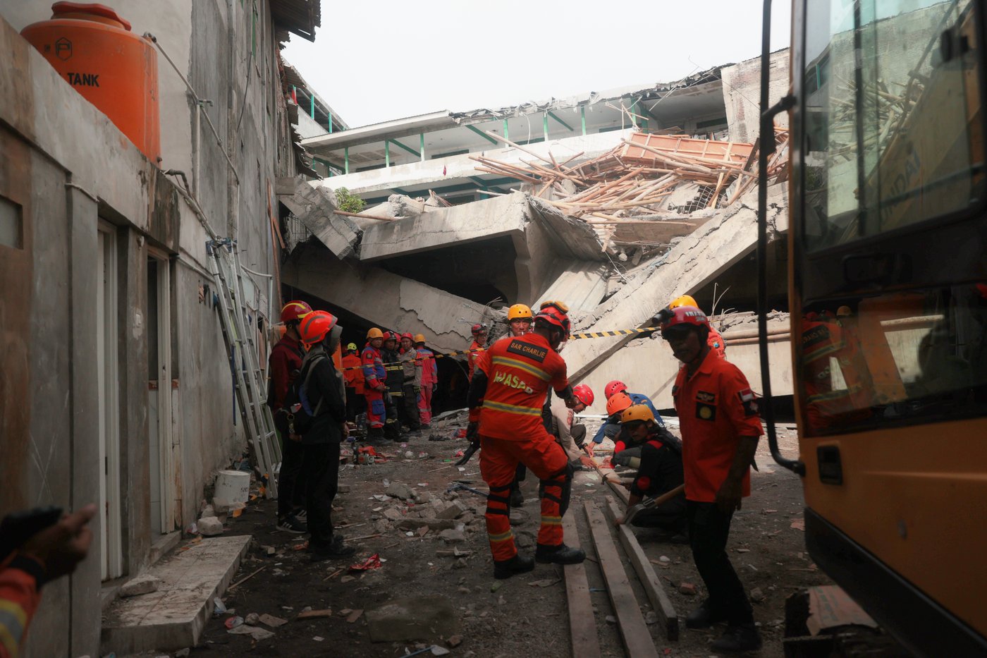 Rescuers run oxygen to survivors in Indonesia school building collapse that buried dozens | iNFOnews.ca Rescuers run oxygen to survivors in Indonesia school building collapse that buried dozens | iNFOnews.ca