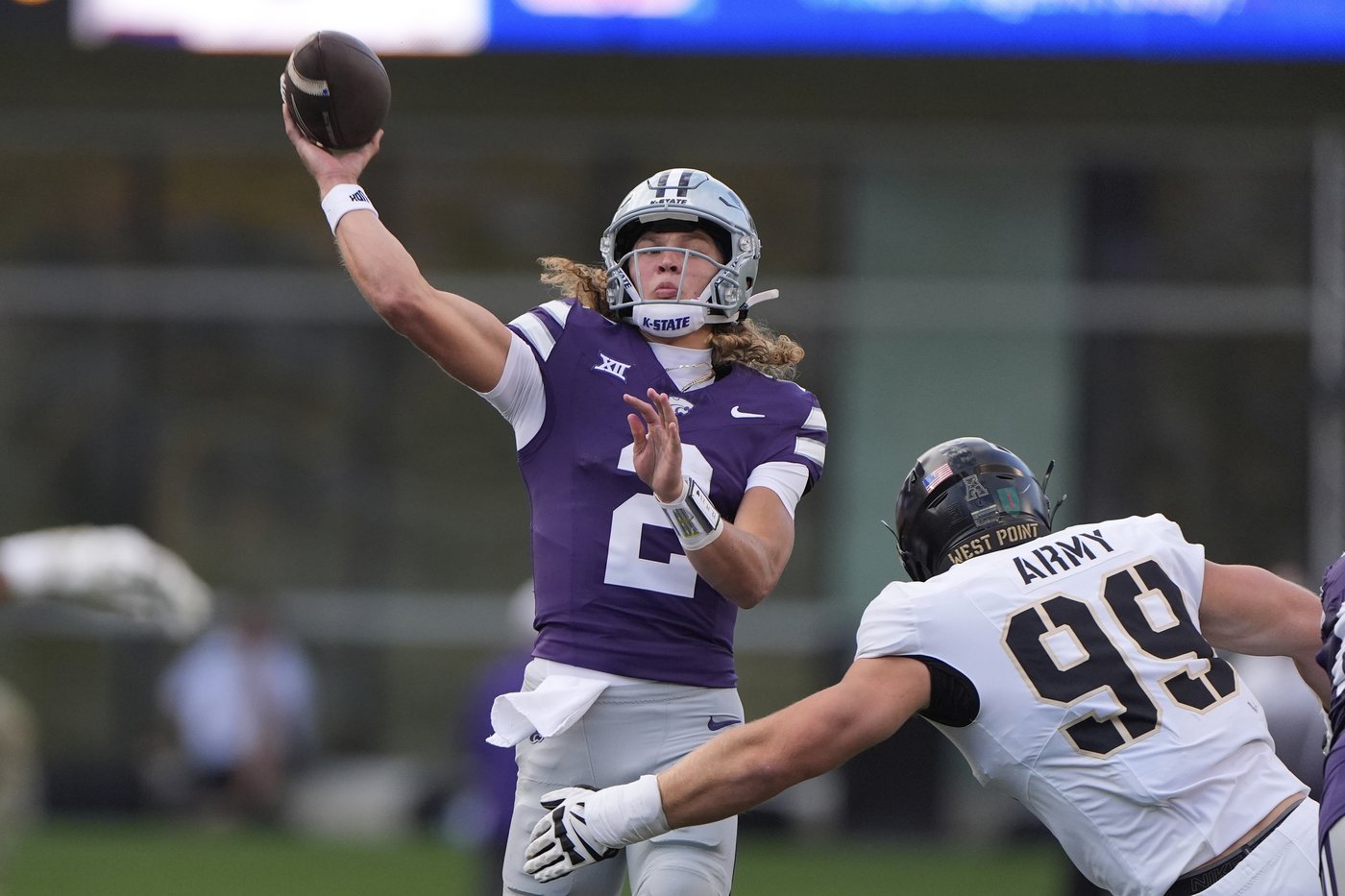 Hellums accounts for 3 TDs, scores with 2:52 left to push Army past Kansas State 24-21 | iNFOnews.ca