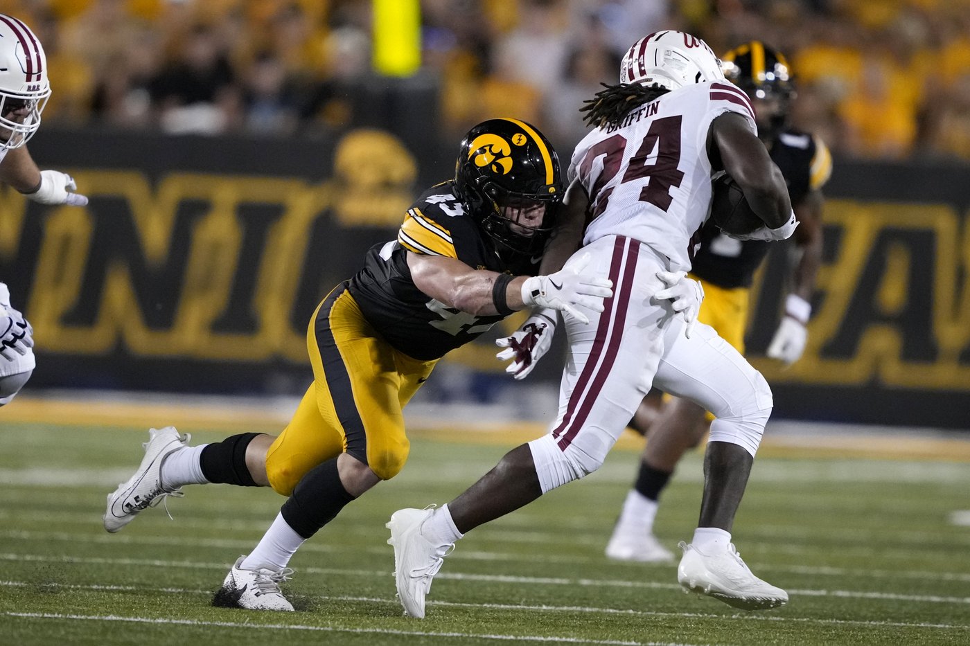 Iowa's Kirk Ferentz becomes Big Ten's winningest coach as Hawkeyes beat Massachusetts, 47-7 | iNFOnews.ca