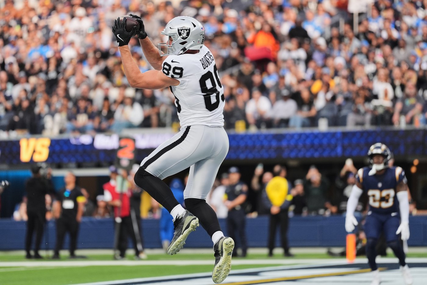 Herbert throws 2 TD passes despite hand injury, Chargers send Raiders to 6th straight loss, 31-14 | iNFOnews.ca