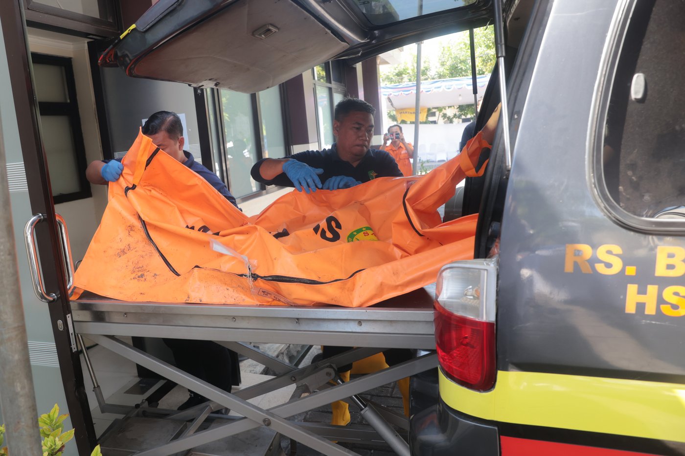Indonesian rescuers search for missing students after school collapse kills 40 | iNFOnews.ca