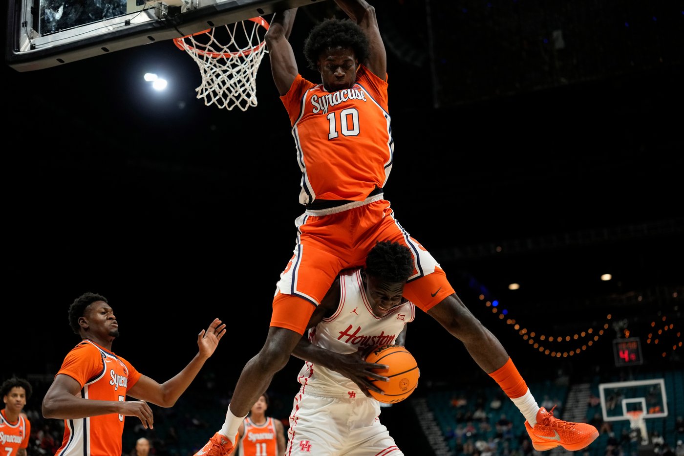 Sharp and Uzan shine in OT as No. 3 Houston outlasts Syracuse 78-74 at Players Era | iNFOnews.ca