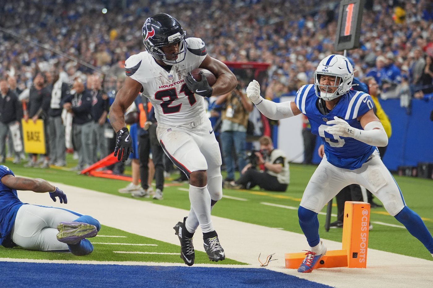 Texans corral high-scoring Colts and narrow AFC South race with 20-16 win at Indy | iNFOnews.ca