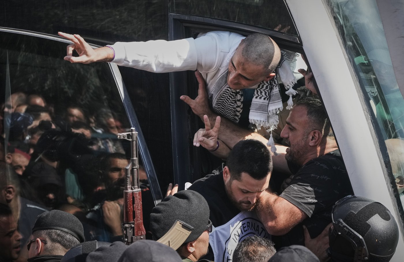 Palestinians celebrate as prisoners are released by Israel under Gaza ceasefire deal | iNFOnews.ca