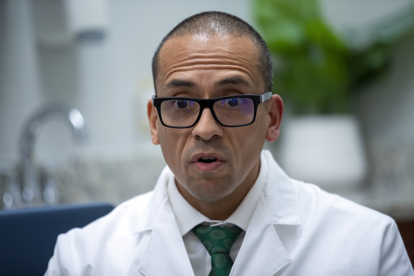 Texas drops lawsuit against doctor accused of illegally providing care to transgender youth | iNFOnews.ca