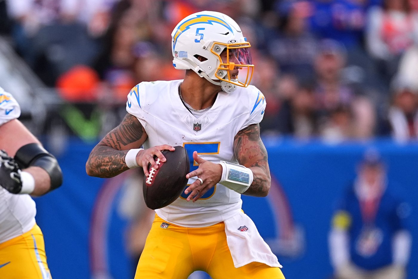 Broncos secure AFC's top playoff seed with 19-3 win over Chargers | iNFOnews.ca