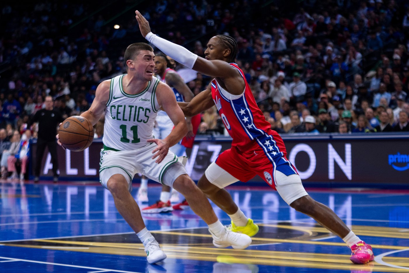 Brown scores 32 points to lead Celtics past 76ers 109-108 for third straight win | iNFOnews.ca