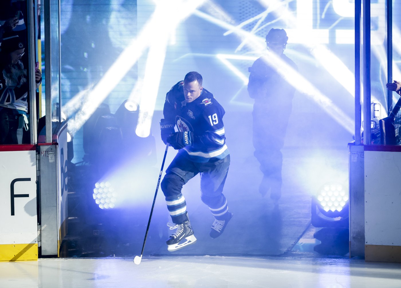 As Toews debuts with Jets, Connor shines in season-opening loss to Stars | iNFOnews.ca As Toews debuts with Jets, Connor shines in season-opening loss to Stars | iNFOnews.ca