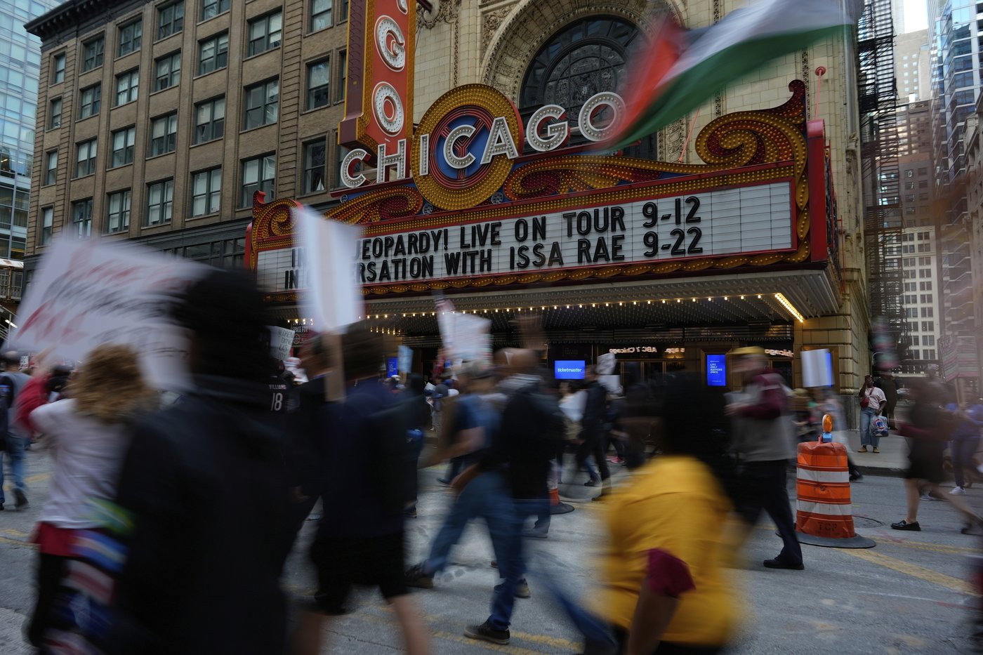 Photos capture Chicagoans’ protest against ICE and Trump’s intervention plans | iNFOnews.ca