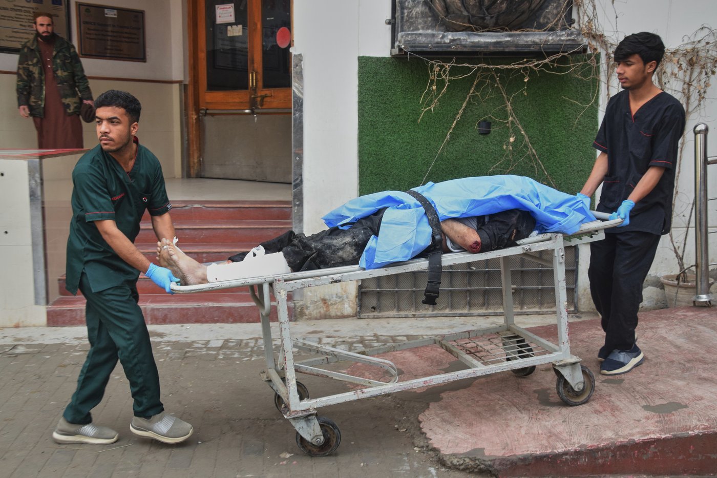 Militants kill 33 people in multiple attacks in southwest Pakistan; 92 assailants also killed | iNFOnews.ca