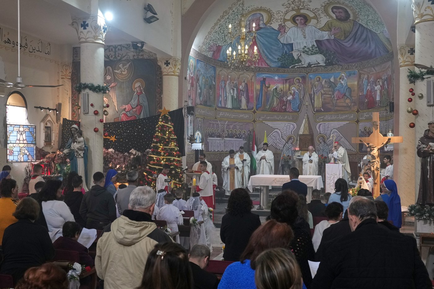 Gaza's tiny Christian community tries to capture the holiday spirit during the ceasefire | iNFOnews.ca