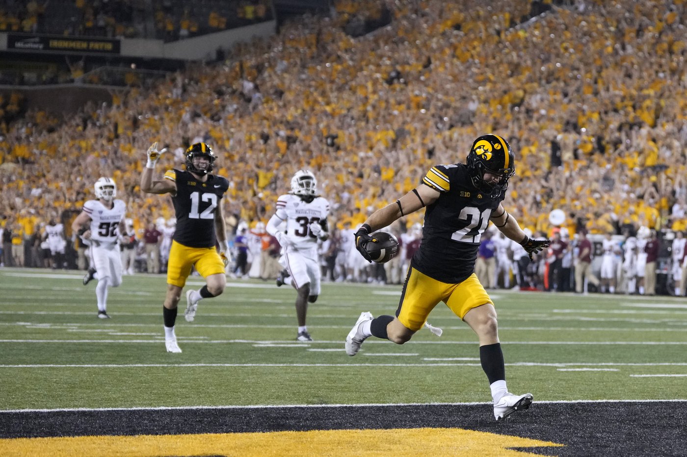 Iowa's Kirk Ferentz becomes Big Ten's winningest coach as Hawkeyes beat Massachusetts, 47-7 | iNFOnews.ca