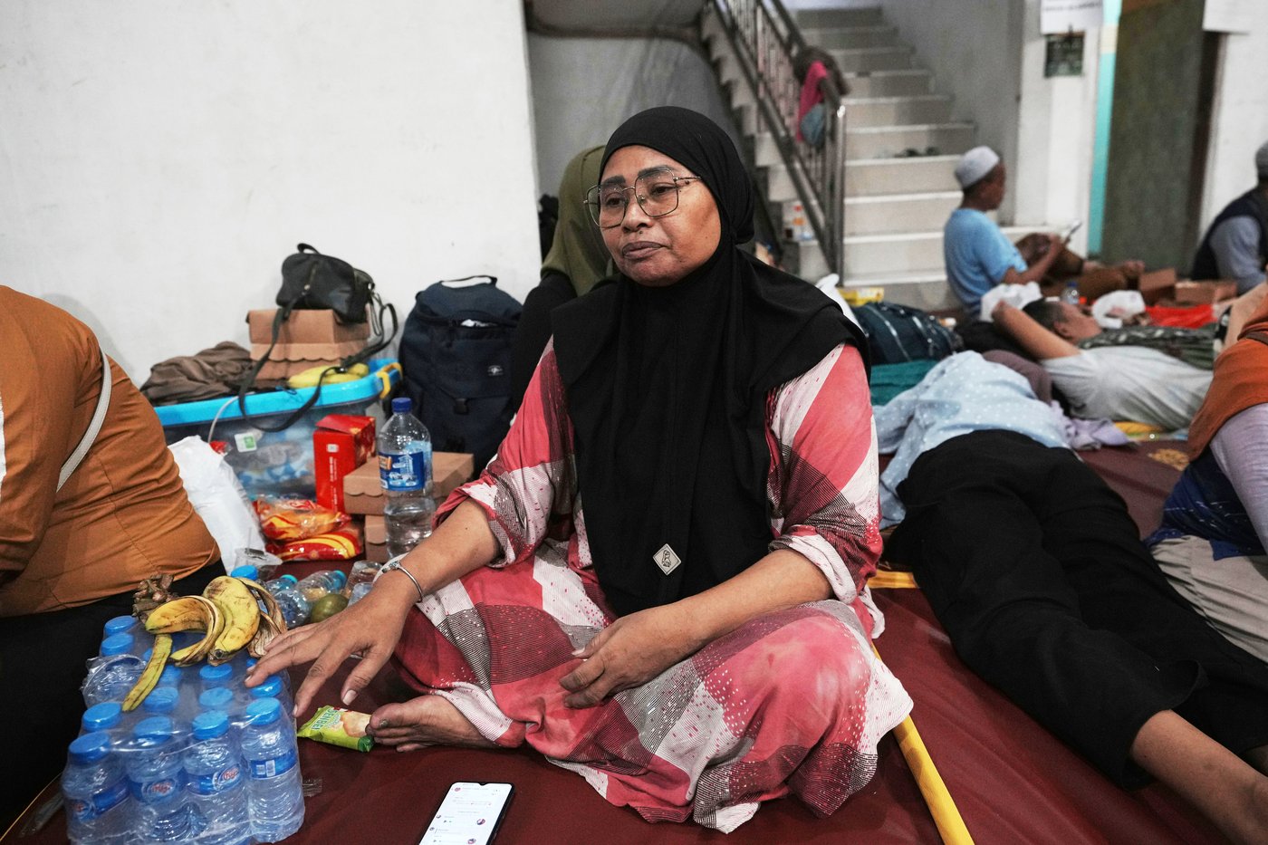 Rescuers chip away debris with hand tools to save those trapped in Indonesia school collapse | iNFOnews.ca