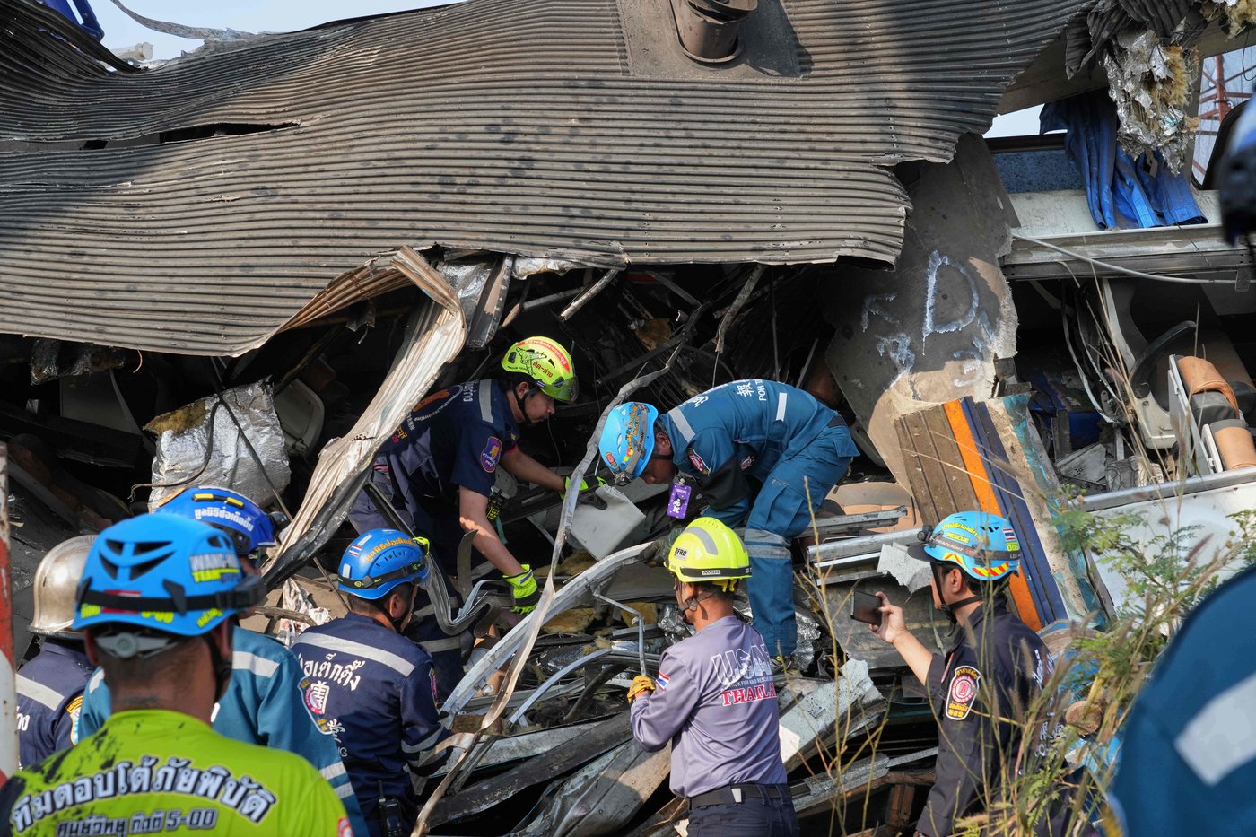 A construction crane falls onto a moving train in Thailand, killing at least 32 people | iNFOnews.ca