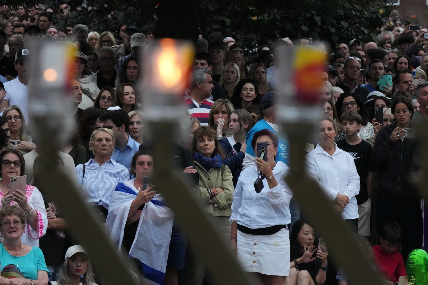 Photos show Australians mourning the victims of the Hanukkah attack on Bondi Beach | iNFOnews.ca