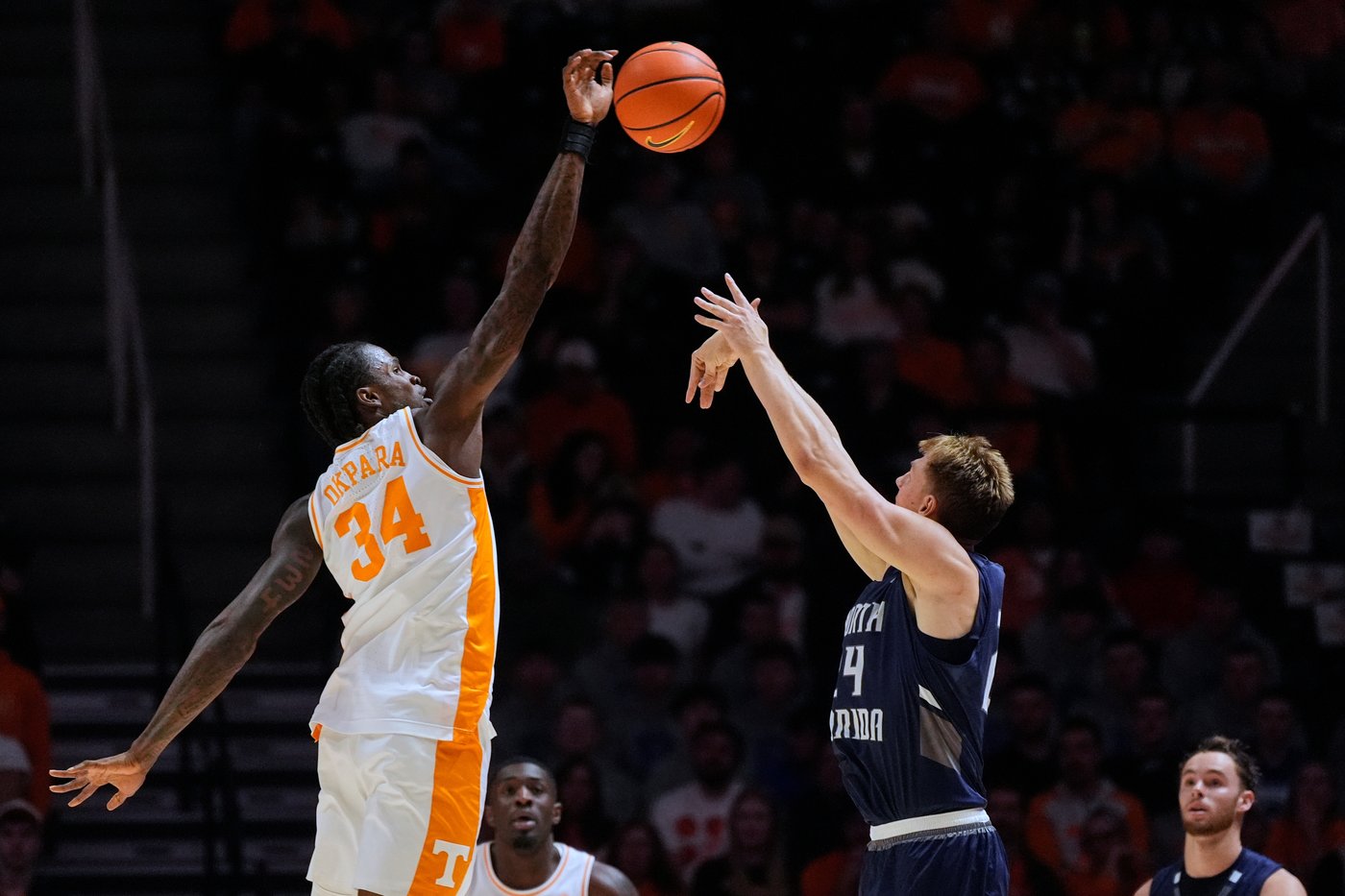 Estrella's 23 points, 10 boards leads No. 20 Tennessee over North Florida 99-66 | iNFOnews.ca
