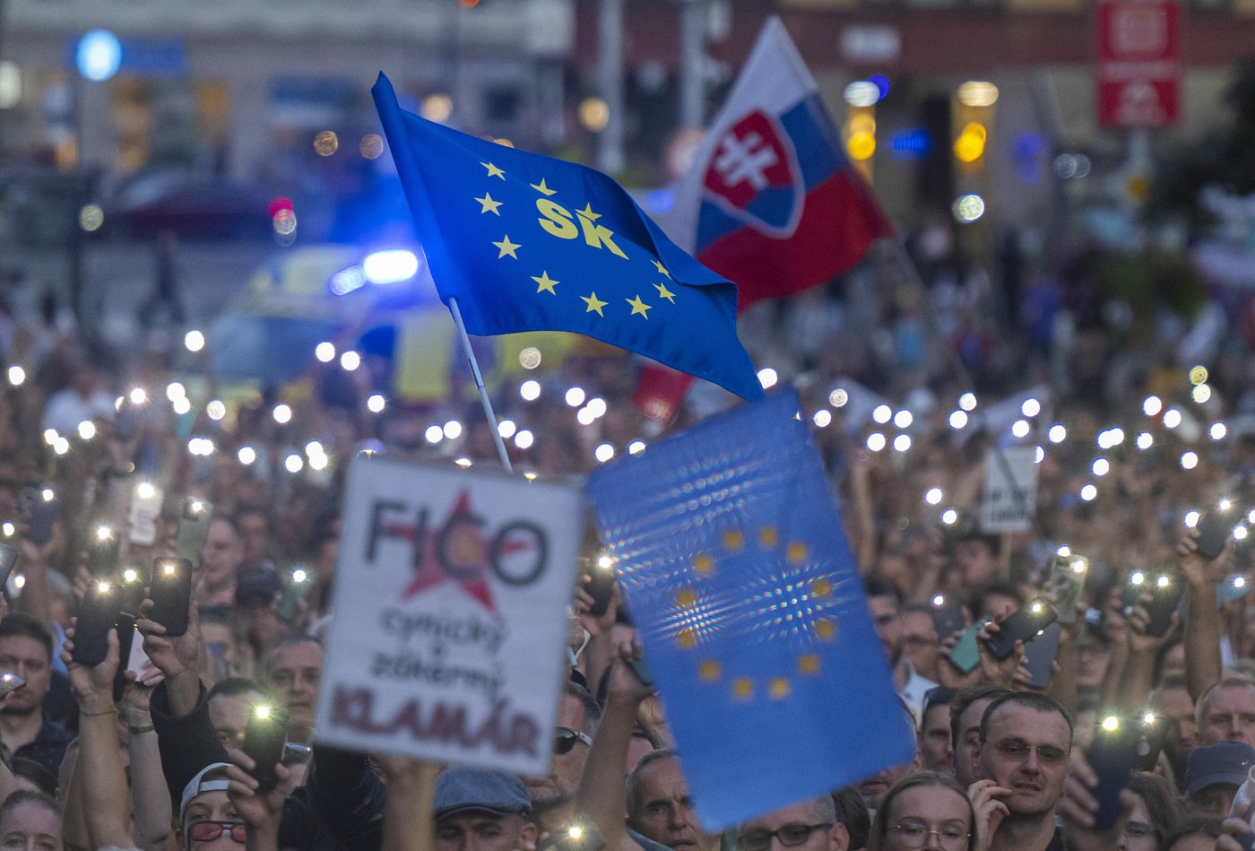 Thousands in Slovakia gather in renewed protest against pro-Russian policies of Prime Minister Fico | iNFOnews.ca