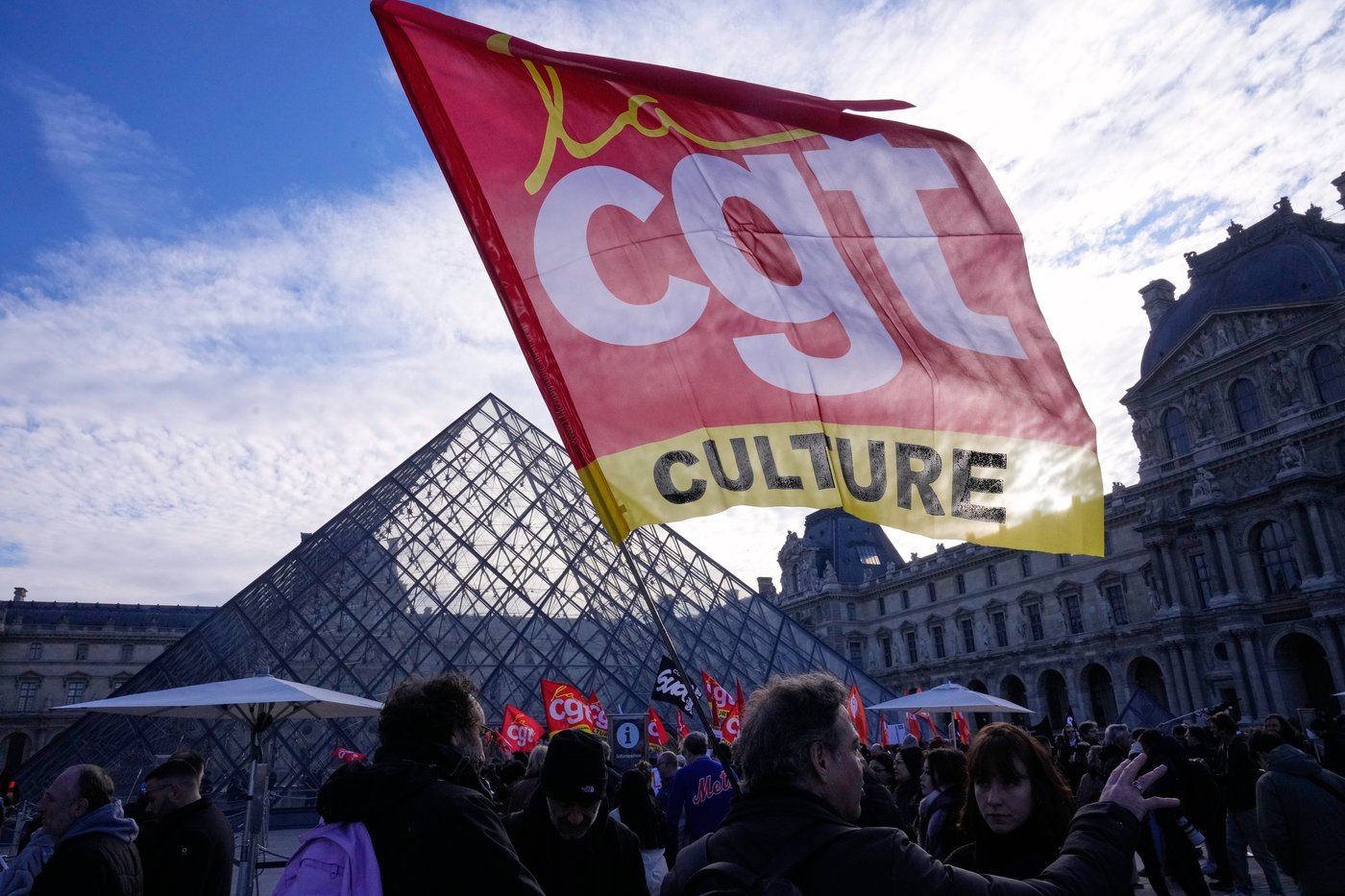 Louvre workers vote to strike in another blow to the Paris museum | iNFOnews.ca