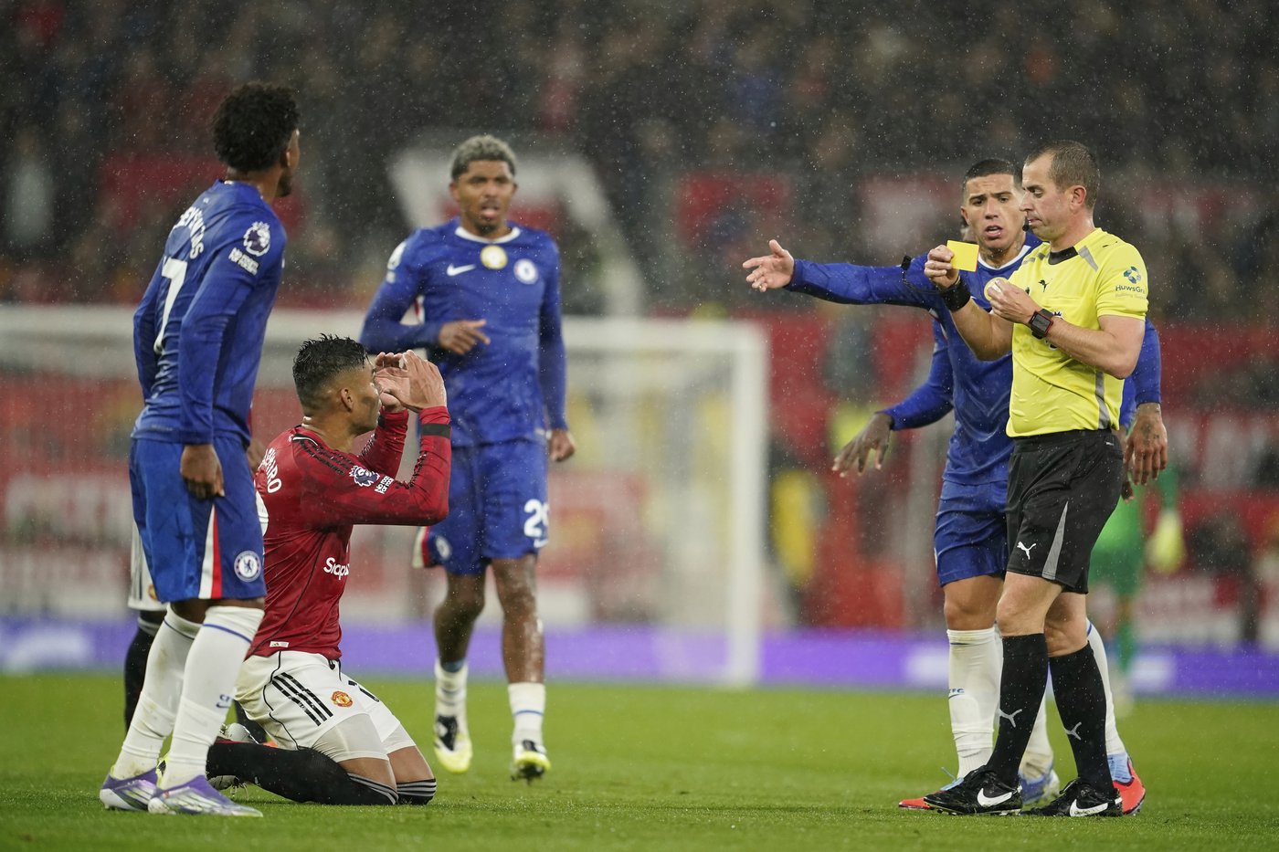 Sanchez and Casemiro sent off in a wild first half between Man United and Chelsea | iNFOnews.ca Sanchez and Casemiro sent off in a wild first half between Man United and Chelsea | iNFOnews.ca