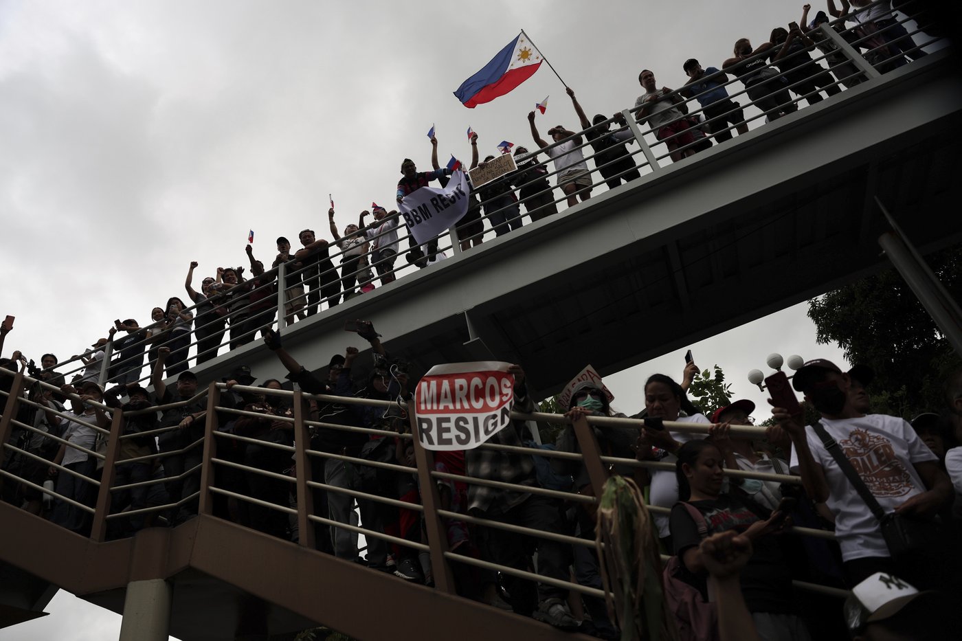 Philippine police arrested dozens after a violent clash near presidential palace, in photos | iNFOnews.ca