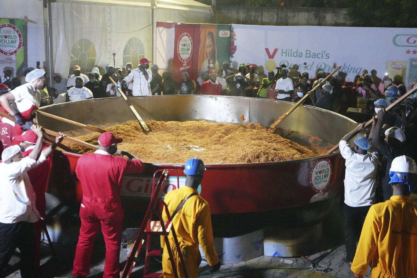 Nigerian chef breaks world record for cooking the largest jollof rice dish | iNFOnews.ca