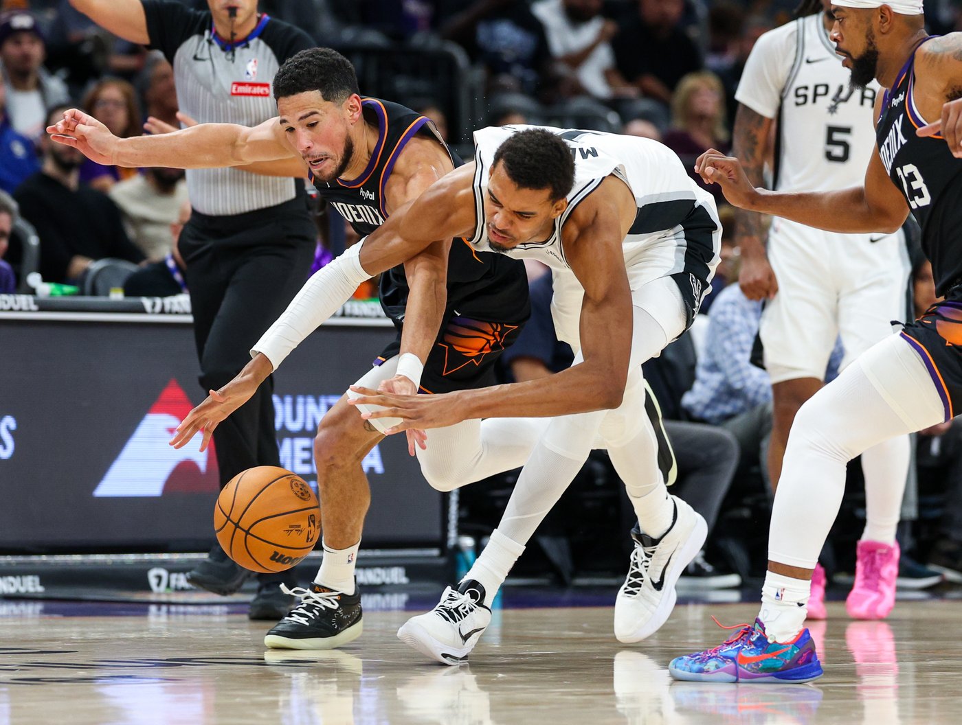 Booker scores 28 and Wembanyama has off night as Suns hand Spurs their first loss, 130-118 | iNFOnews.ca Booker scores 28 and Wembanyama has off night as Suns hand Spurs their first loss, 130-118 | iNFOnews.ca