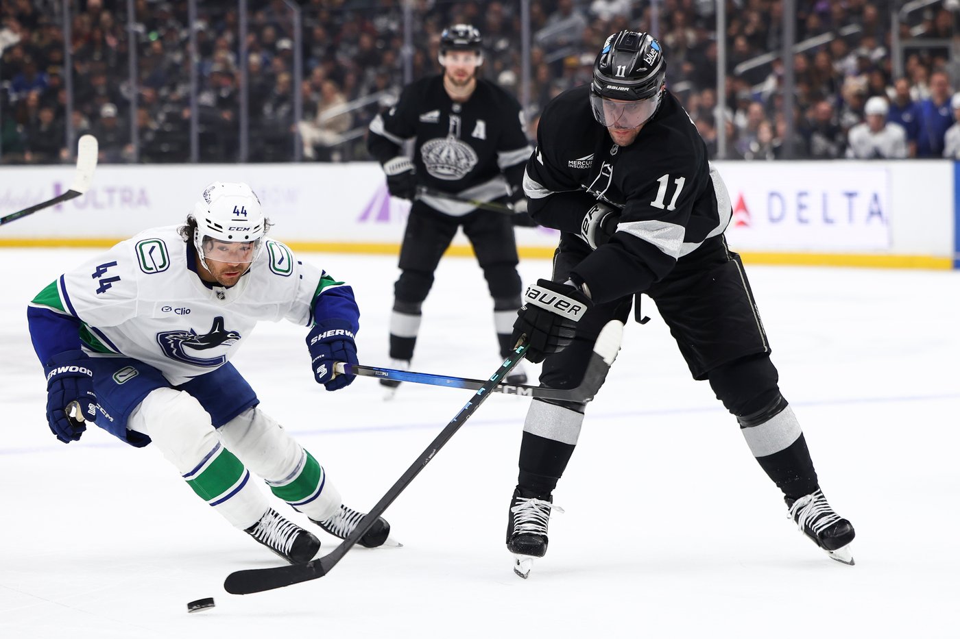 Kempe scores in overtime, Forsberg makes 19 saves in Kings' 2-1 win over Canucks | iNFOnews.ca