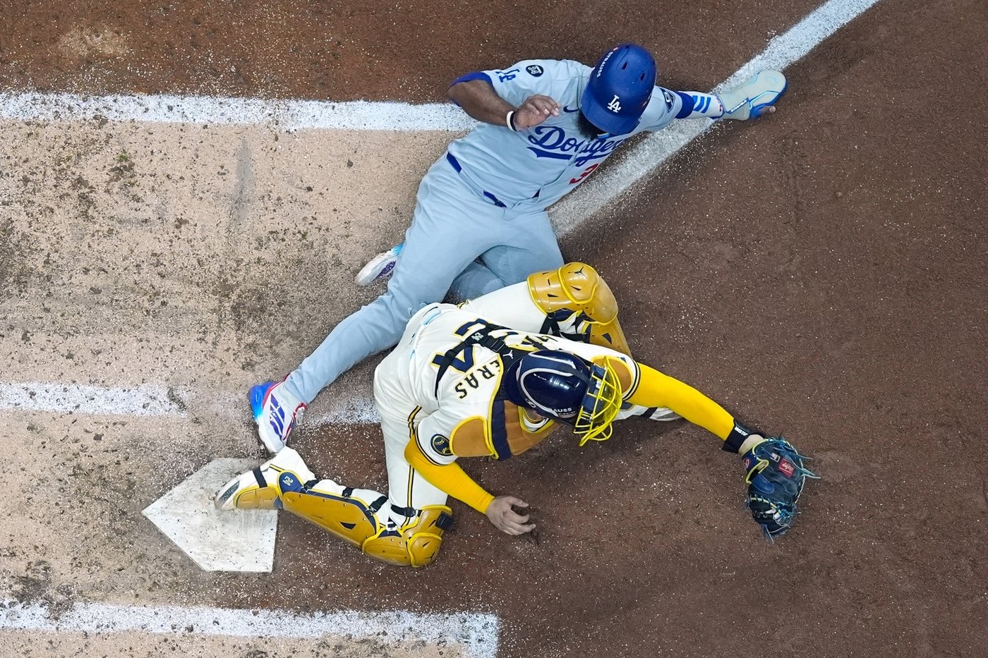 Brewers turn potential grand slam by Dodgers slugger Max Muncy into wild double play in NLCS | iNFOnews.ca Brewers turn potential grand slam by Dodgers slugger Max Muncy into wild double play in NLCS | iNFOnews.ca