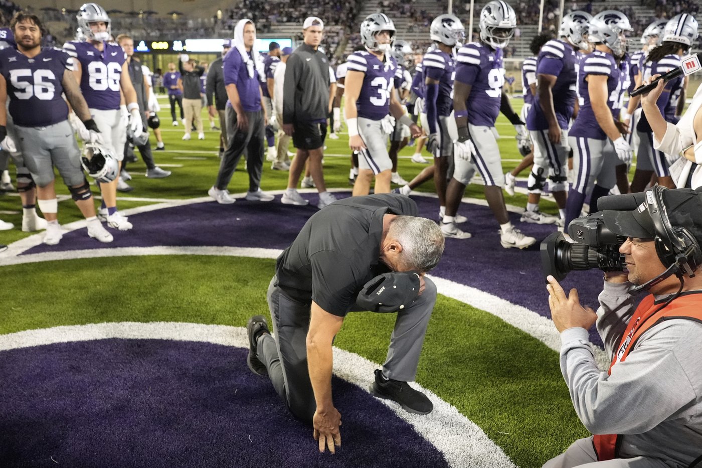 Hellums accounts for 3 TDs, scores with 2:52 left to push Army past Kansas State 24-21 | iNFOnews.ca