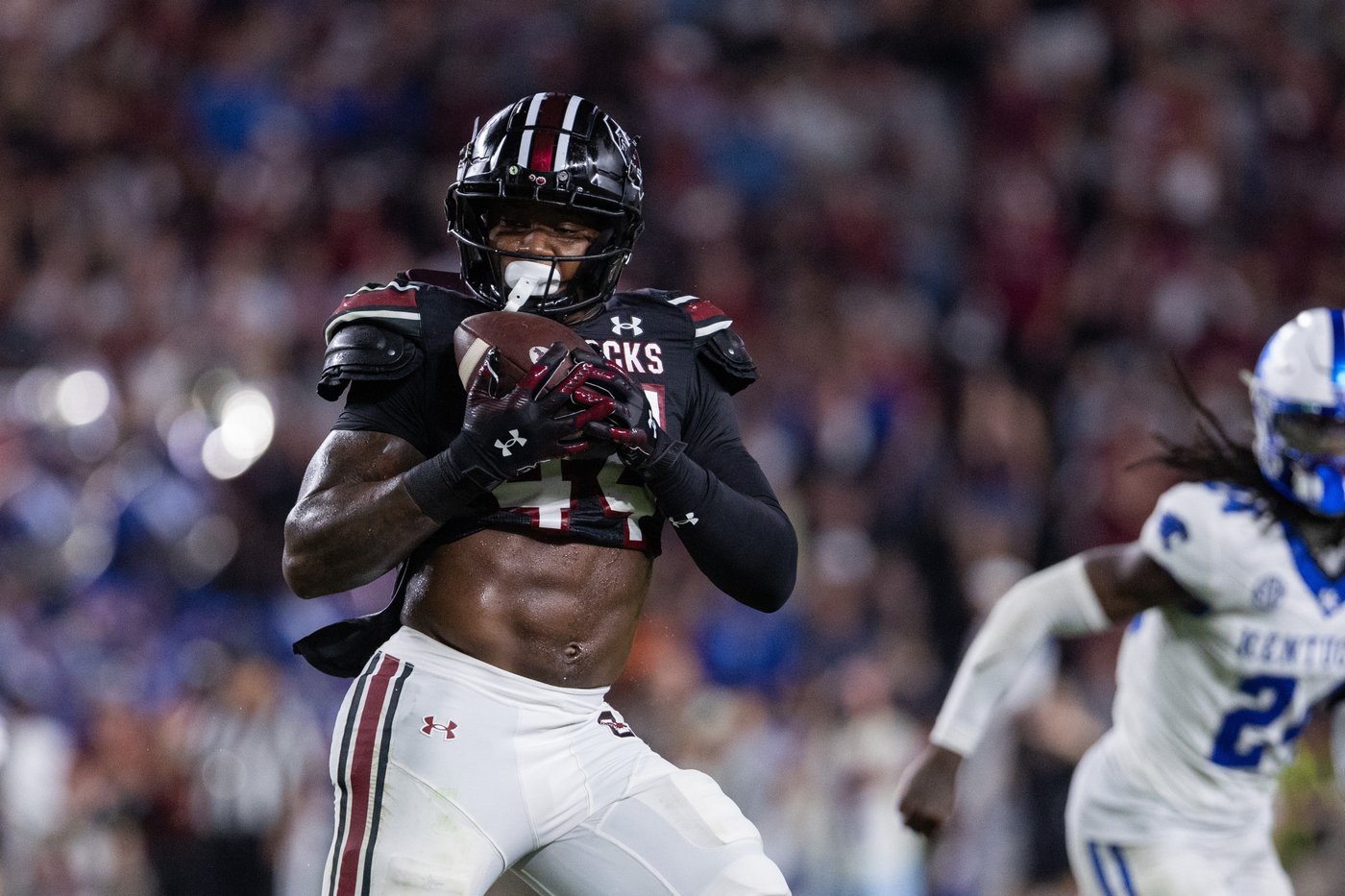 Defense guides South Carolina to 35-13 victory over Kentucky | iNFOnews.ca