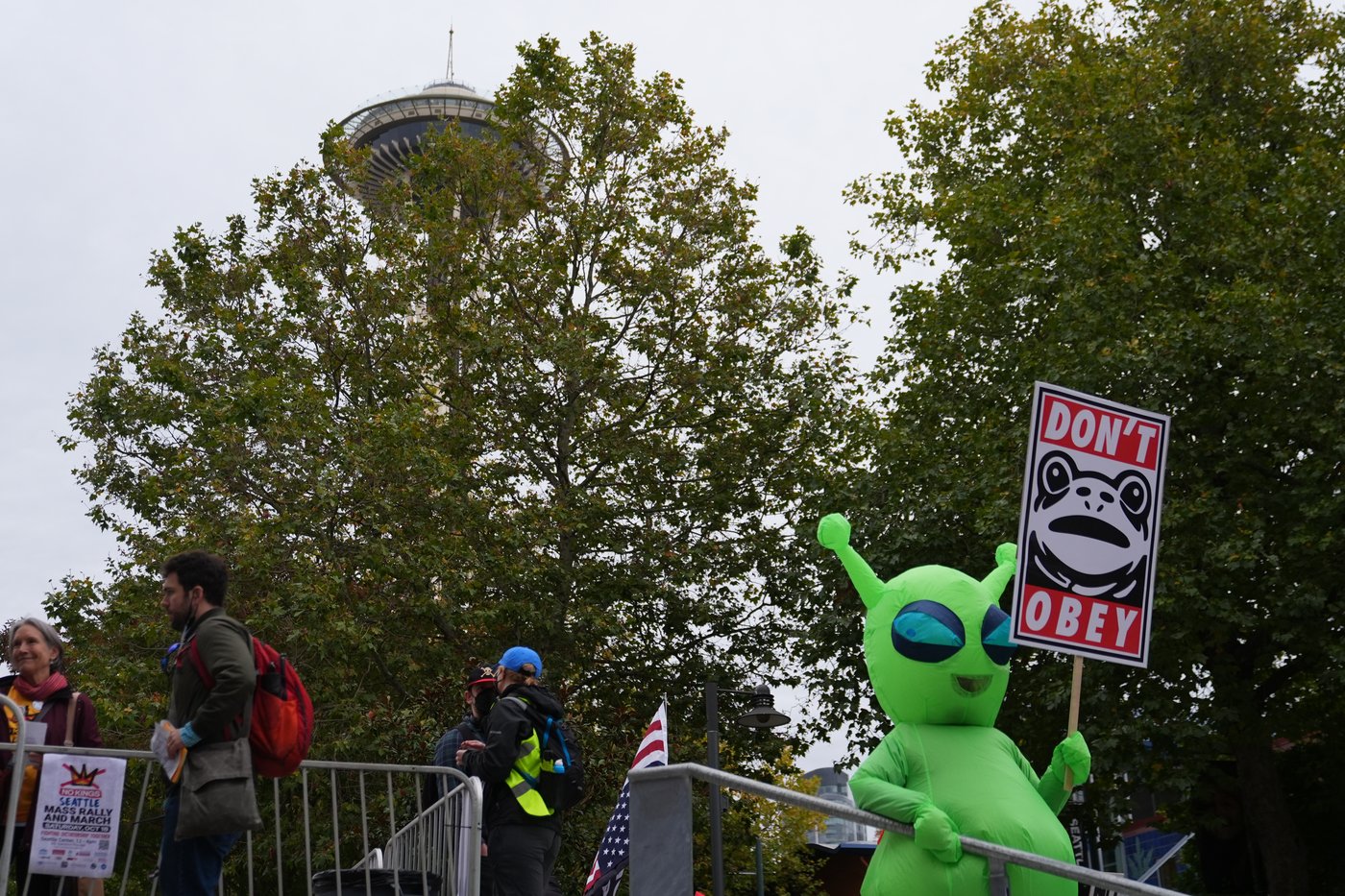 Inflatable costumes used to deflate tensions at rallies against Trump, in photos | iNFOnews.ca