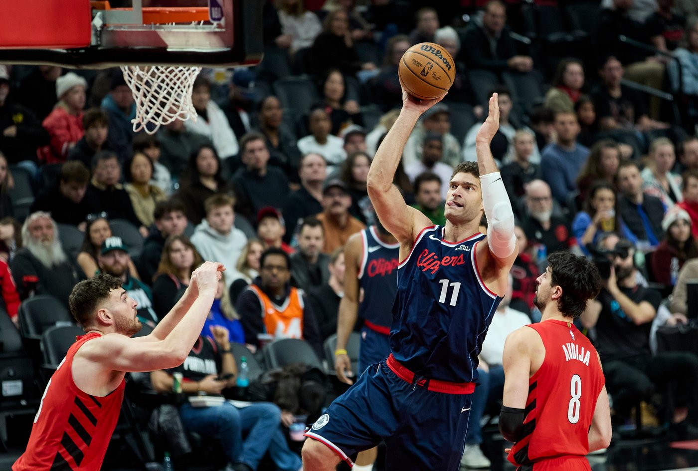 James Harden and Brook Lopez lead Clippers to third straight win | iNFOnews.ca