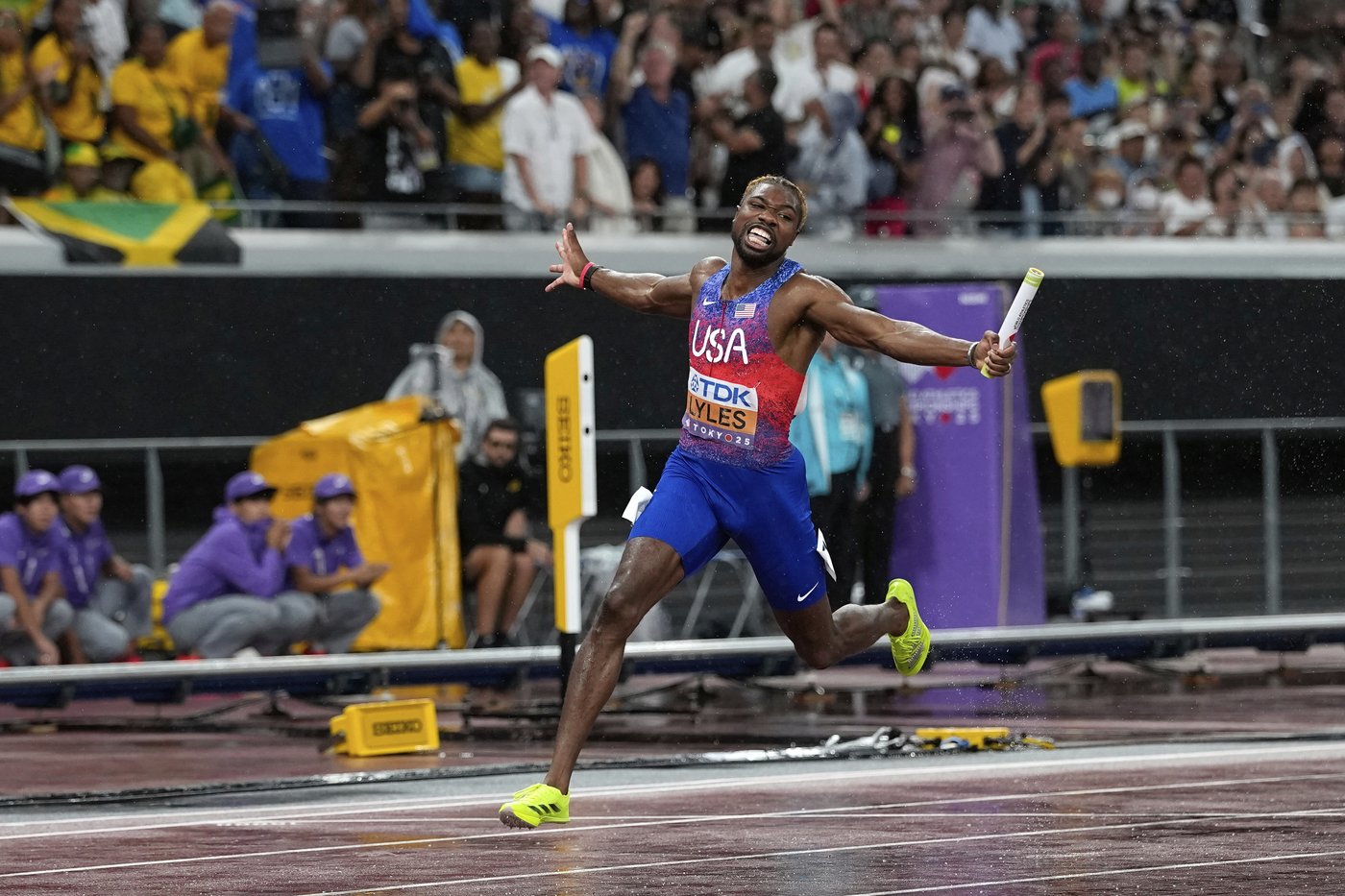 Relays in the rain! Sha'Carri, Sydney, Noah anchor wins on a big closing day for Americans at worlds | iNFOnews.ca