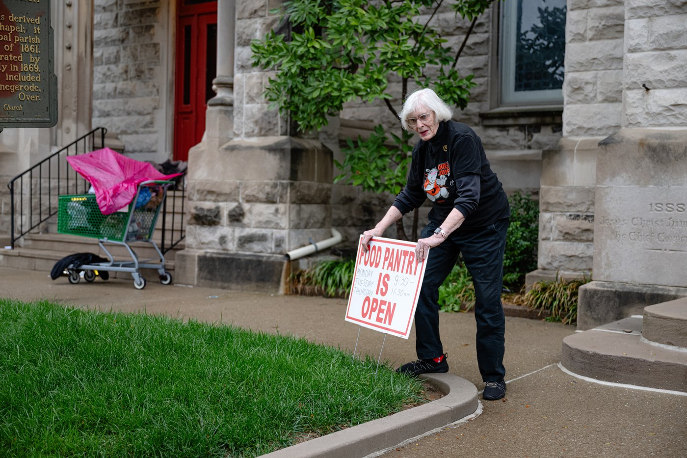 Photos of Americans turning to food pantries as shutdown drags on | iNFOnews.ca