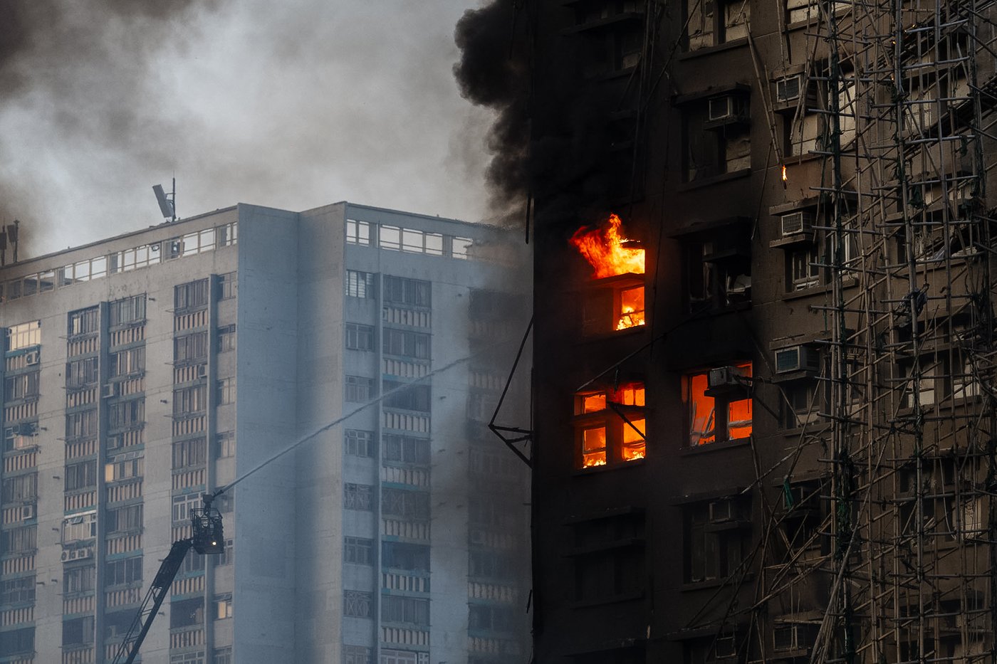 Fire rages through bamboo scaffolding at Hong Kong high-rise residential complex, killing 4 | iNFOnews.ca