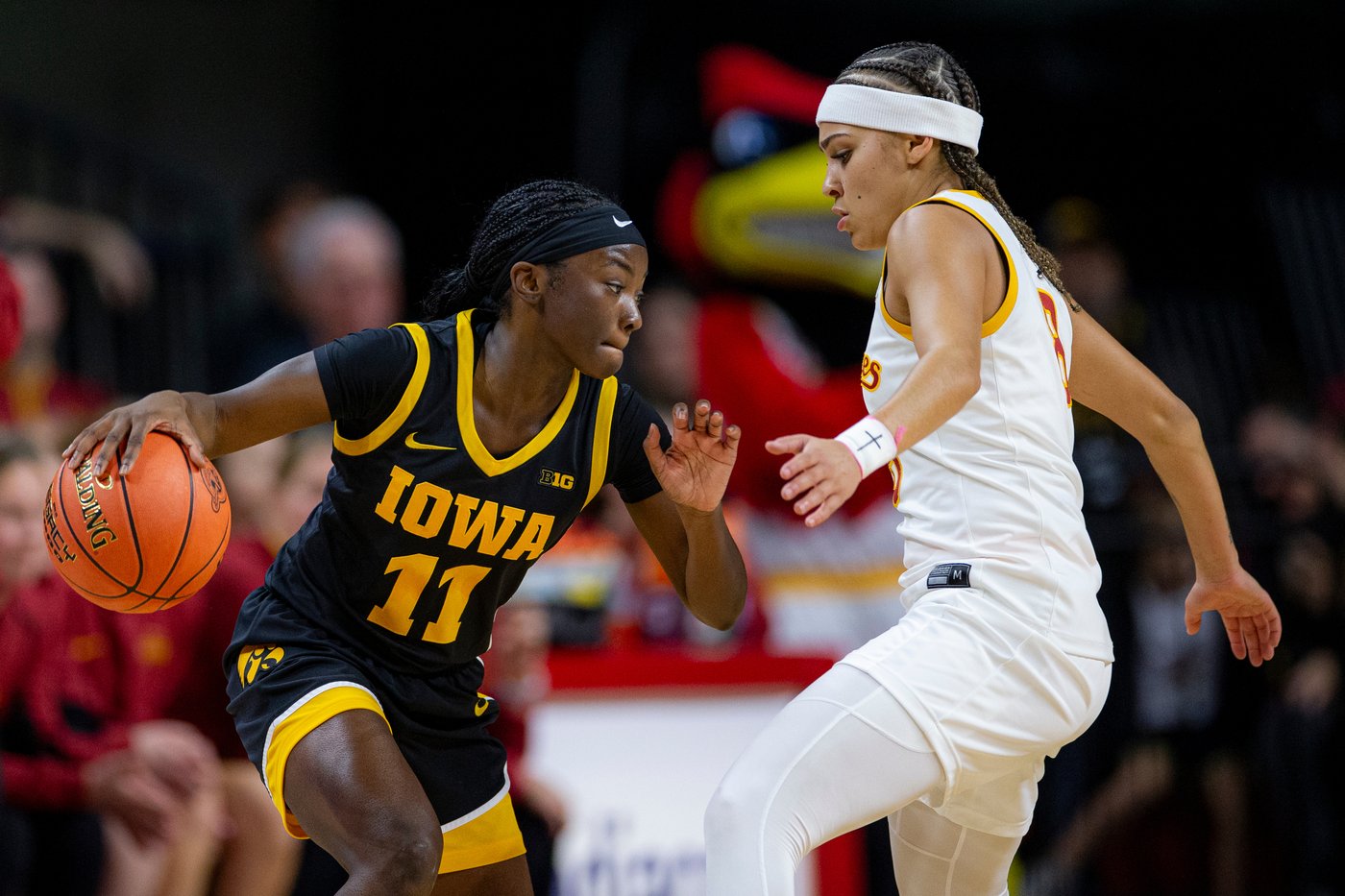 Audi Crooks scores 30 points, No. 10 Iowa State holds off No. 11 Iowa for 74-69 victory | iNFOnews.ca