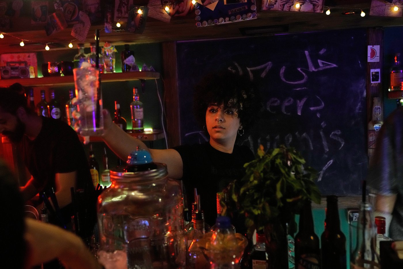 Photos show Syrians enjoying a night out in Damascus despite some crackdowns | iNFOnews.ca