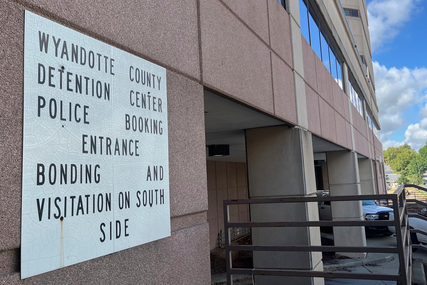 Kansas deputy charged with murder knelt on inmate for 1 minute and 26 seconds | iNFOnews.ca
