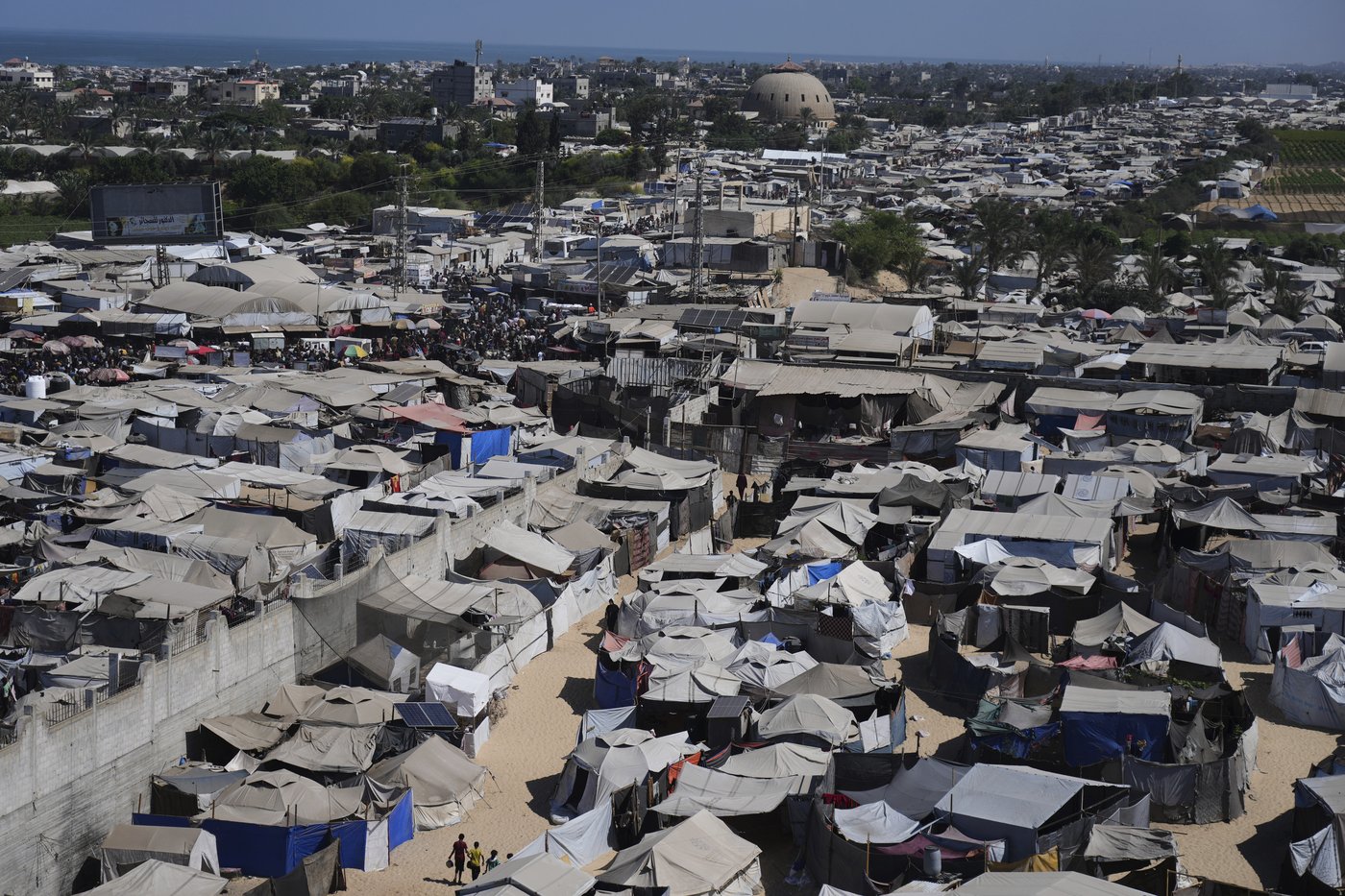 Photos of thousands of Palestinians fleeing Gaza City as Israel begins ground offensive | iNFOnews.ca