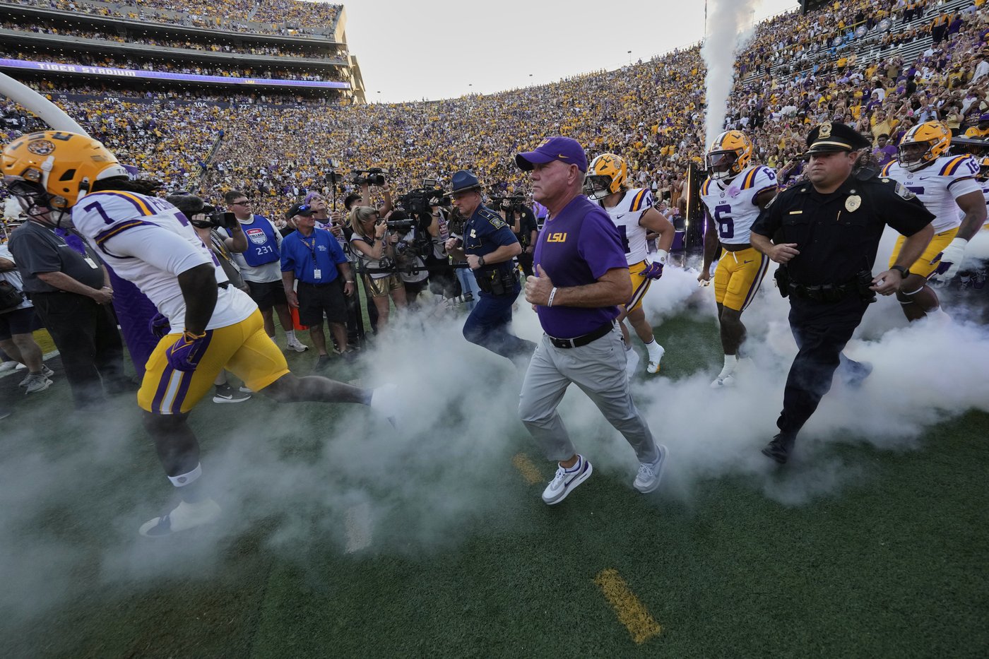 Brian Kelly combats scrutiny of No. 3 LSU's offense with a rant after a win over Florida | iNFOnews.ca