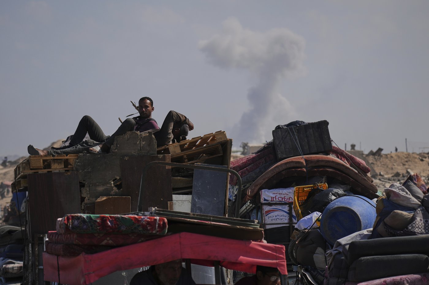 The Latest: Israeli strikes pummel Gaza City as a new ground offensive gets underway | iNFOnews.ca