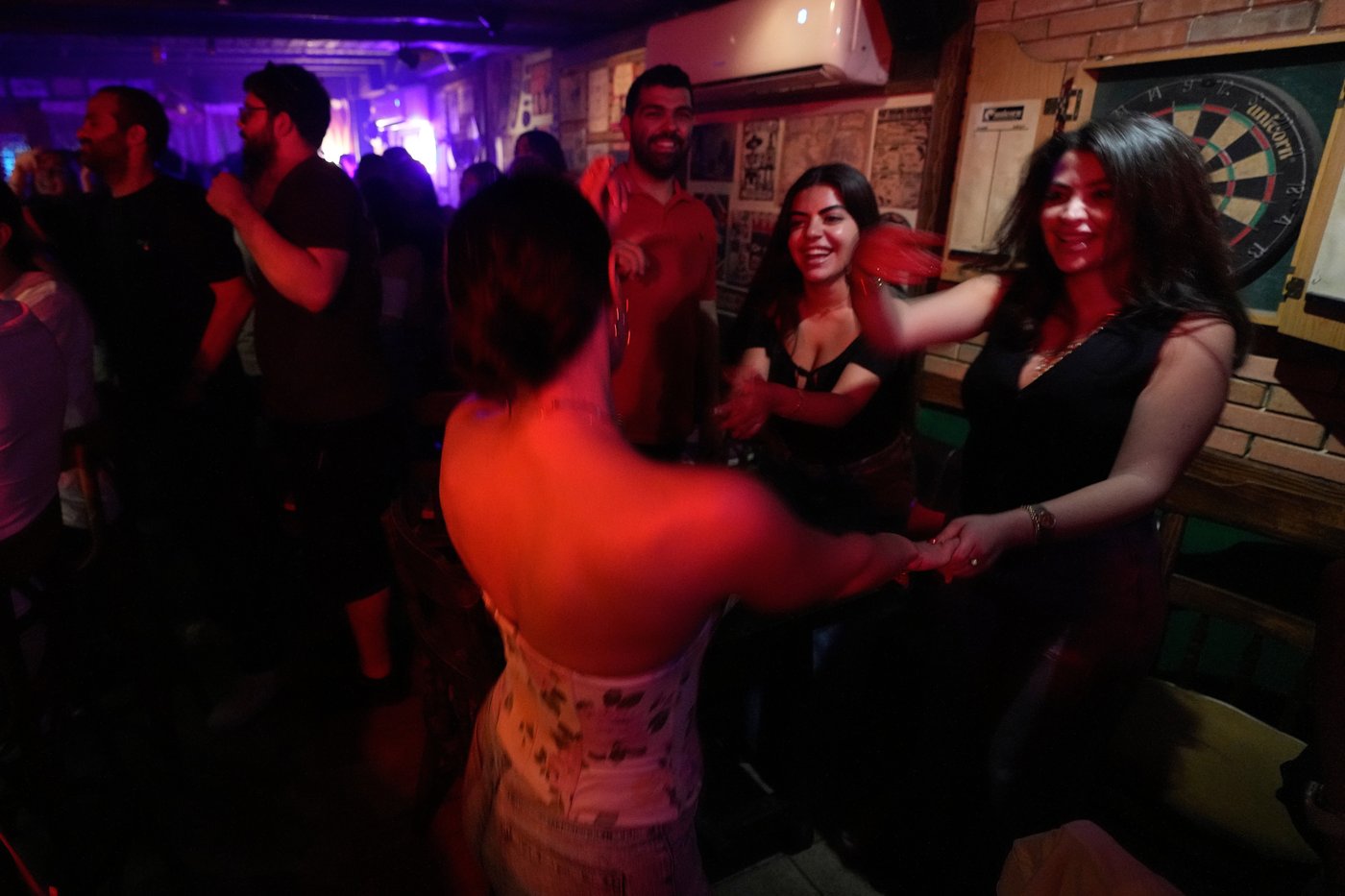 Photos show Syrians enjoying a night out in Damascus despite some crackdowns | iNFOnews.ca