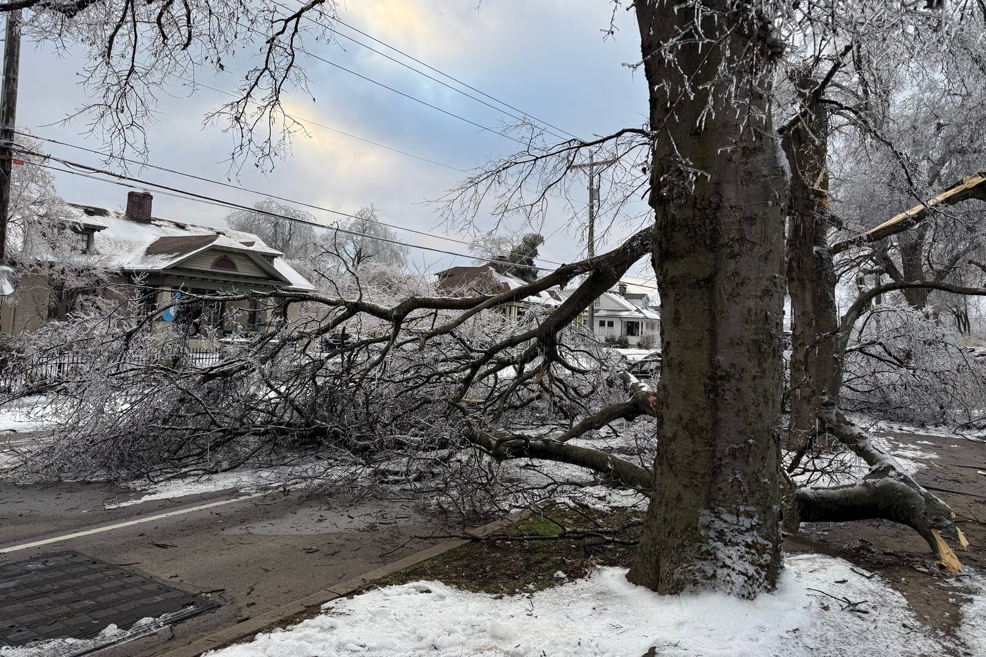 Worries deepen in US South after days of grappling with snow, ice and widespread outages | iNFOnews.ca